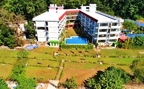 Avenue 18 Resort
